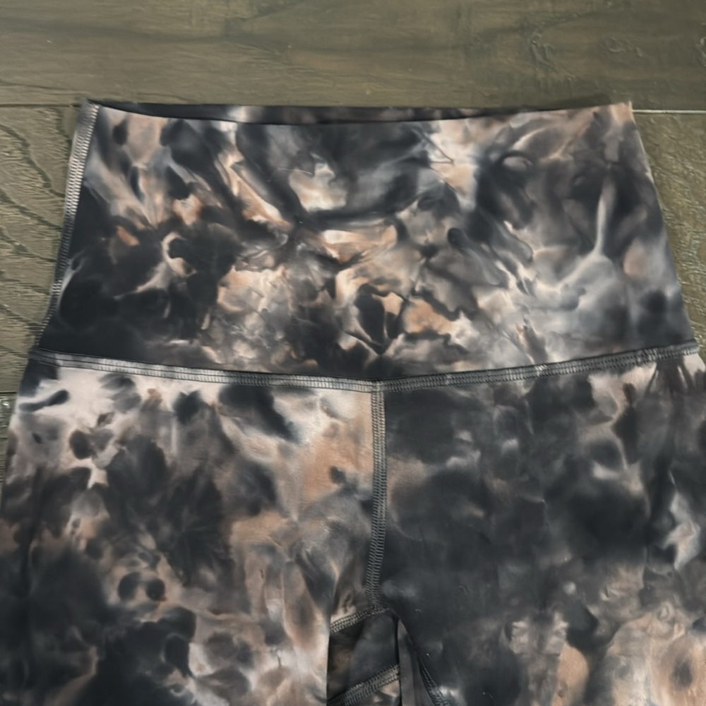 Lululemon Women’s Bike Shorts 7” Inseam - Black/Purple Marble Design - Size 2 - Picture 2 of 4
